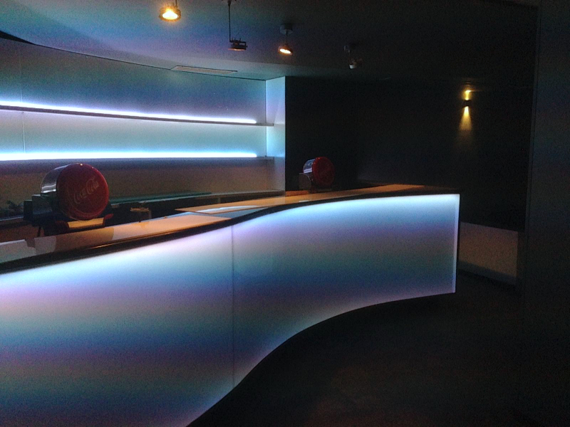 allestimento banco bar in policarbonato con illuminazione a led per club lounge bar e discoteche